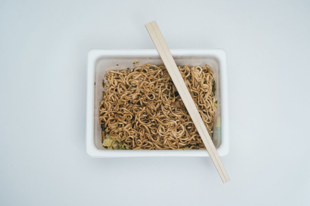 蓋を開けたペヤングの写真