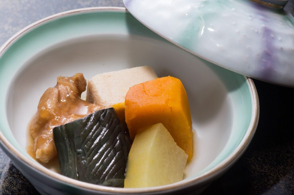 根菜や鶏肉の煮物の写真